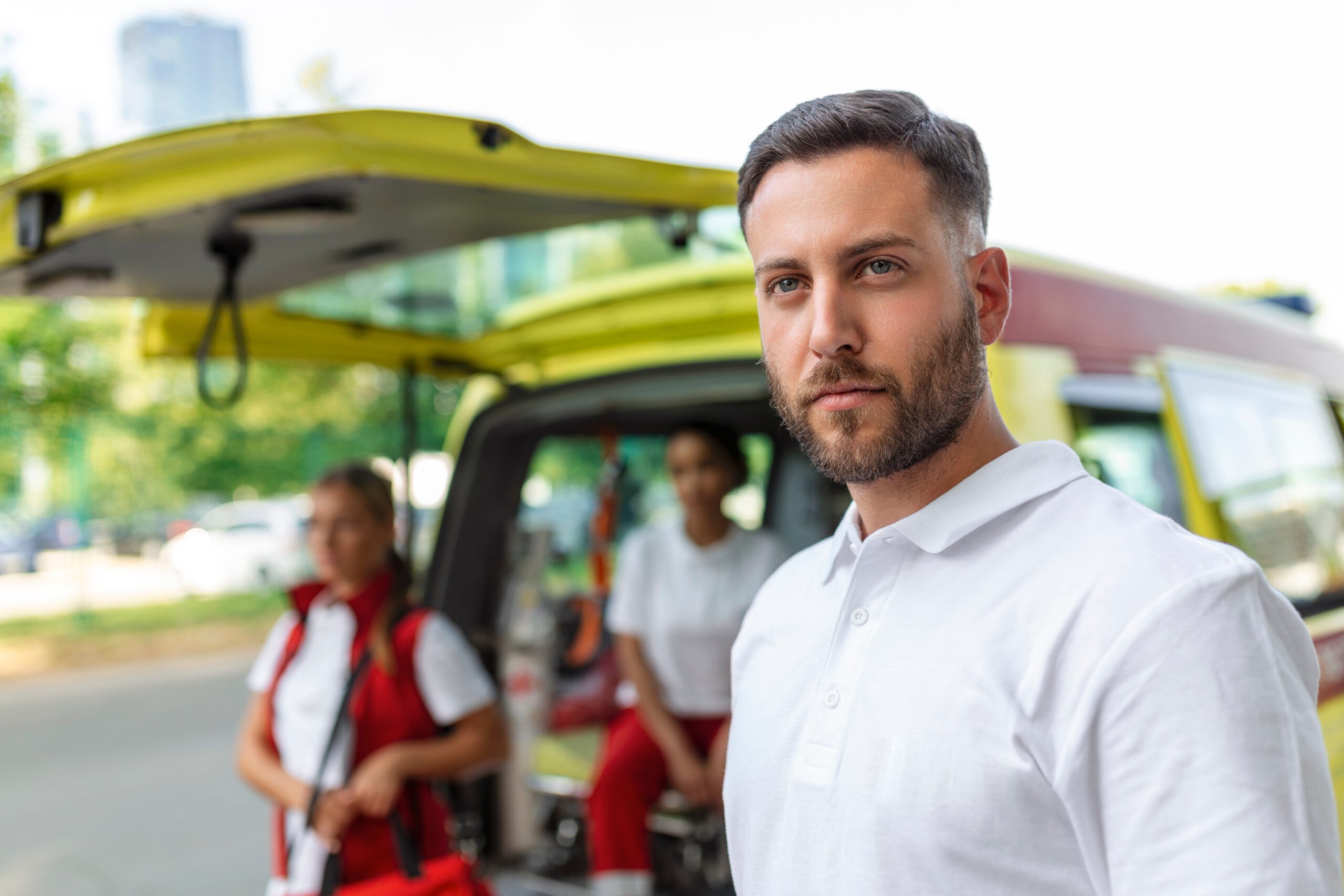 Sanitäter und Notärzte am Einsatzfahrzeug