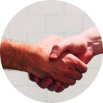 2 Personen geben sich die Hand