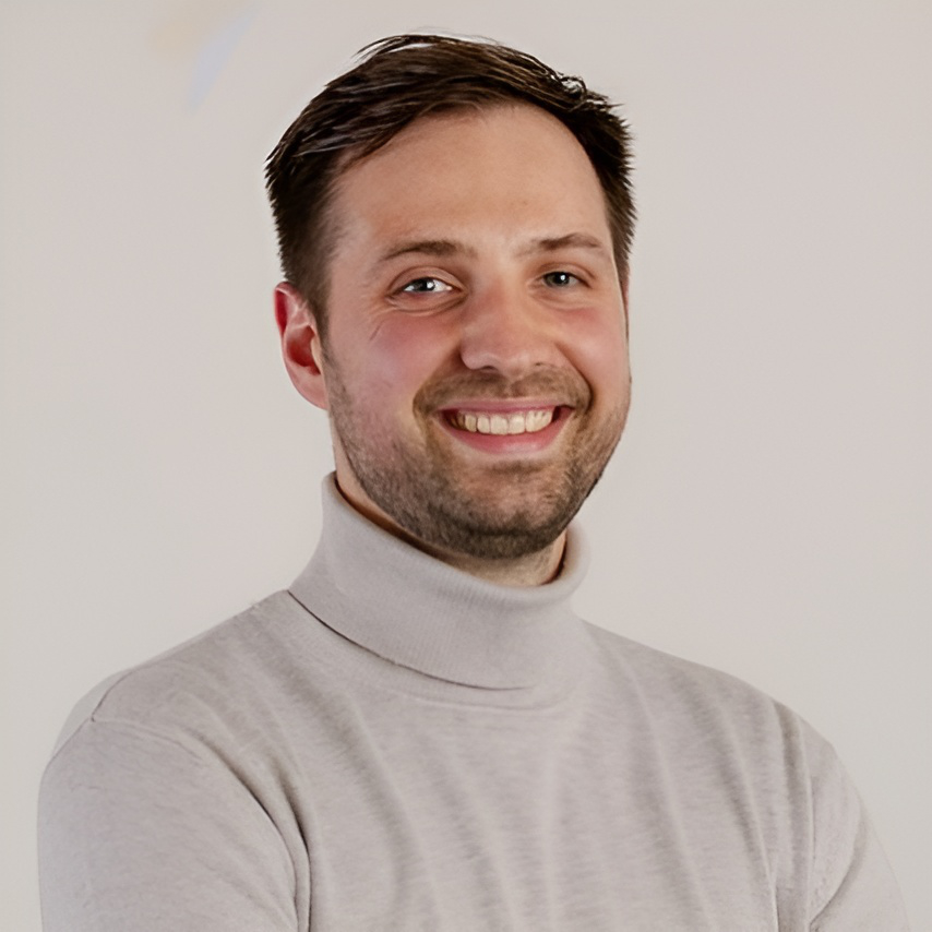 Adrian Rauwald im beigefarbenen Rollkragenpullover