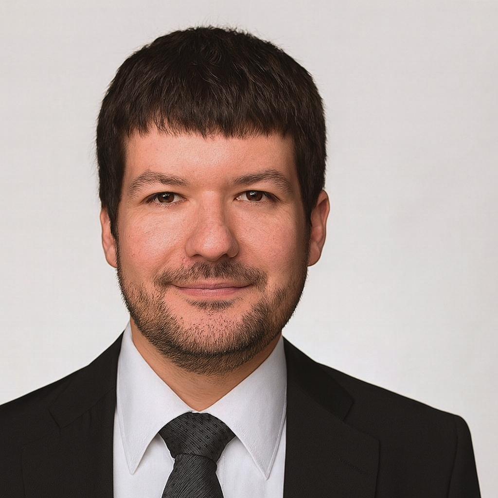 Pascal Weyprecht im schwarzen Anzug mit weißem Hemd und Krawatte